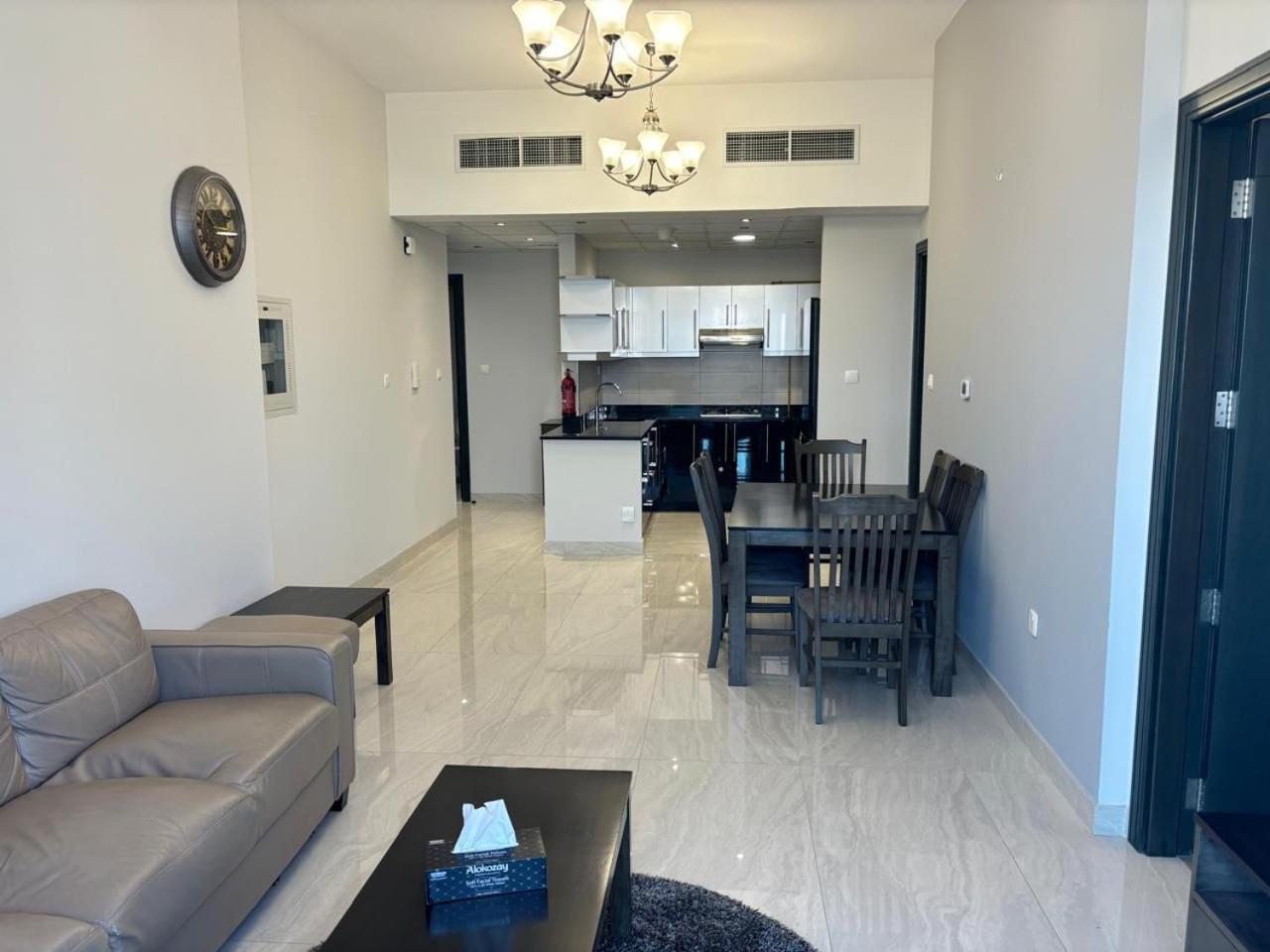 Family At Elite Business Bay Apartment